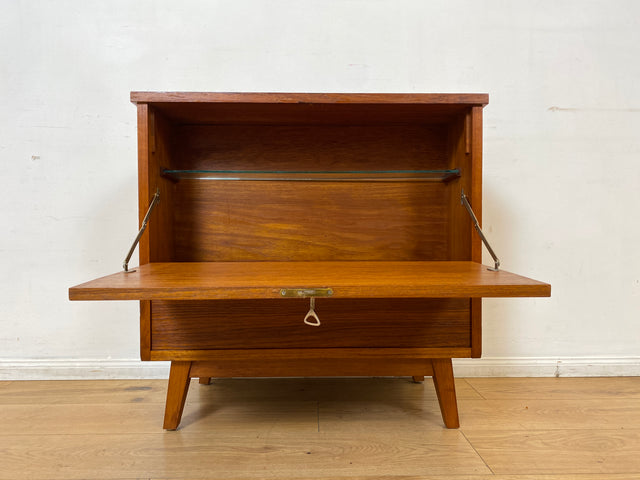 WMK I Hochwertige skandinavische Mid-Century Barkommode aus massivem Teakholz mit beidseitigen Türen