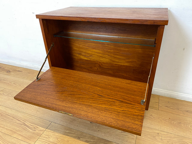 WMK I Hochwertige skandinavische Mid-Century Barkommode aus massivem Teakholz mit beidseitigen Türen