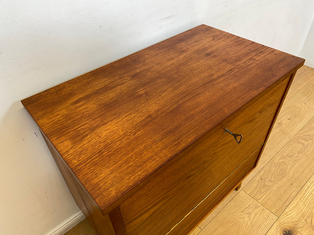 WMK I Hochwertige skandinavische Mid-Century Barkommode aus massivem Teakholz mit beidseitigen Türen