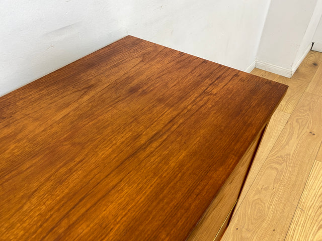 WMK I Hochwertige skandinavische Mid-Century Barkommode aus massivem Teakholz mit beidseitigen Türen