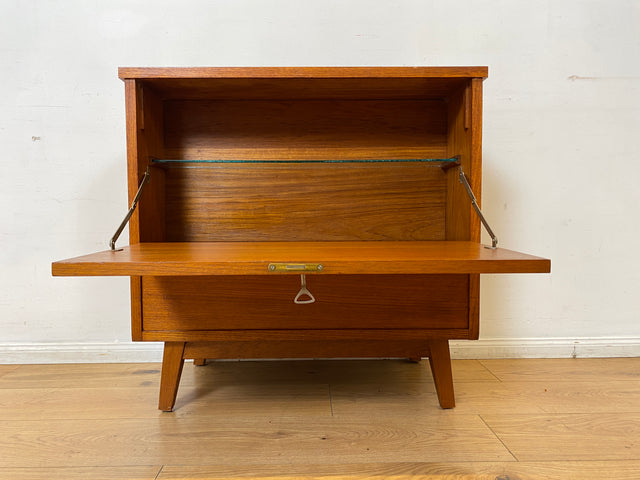 WMK I Hochwertige skandinavische Mid-Century Barkommode aus massivem Teakholz mit beidseitigen Türen
