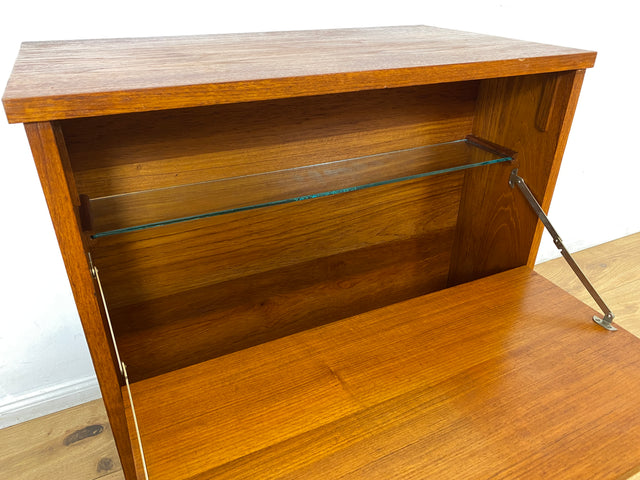 WMK I Hochwertige skandinavische Mid-Century Barkommode aus massivem Teakholz mit beidseitigen Türen