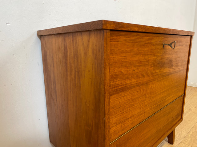WMK I Hochwertige skandinavische Mid-Century Barkommode aus massivem Teakholz mit beidseitigen Türen