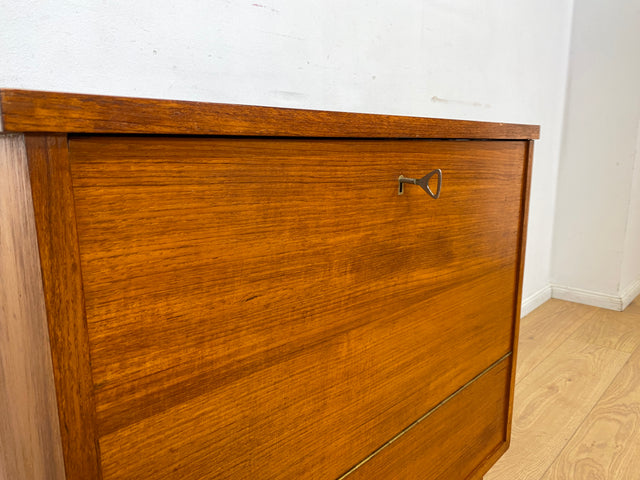 WMK I Hochwertige skandinavische Mid-Century Barkommode aus massivem Teakholz mit beidseitigen Türen
