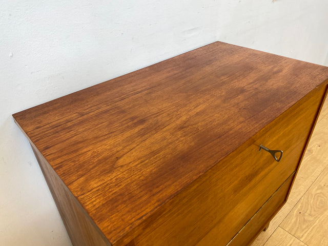 WMK I Hochwertige skandinavische Mid-Century Barkommode aus massivem Teakholz mit beidseitigen Türen