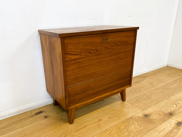 WMK I Hochwertige skandinavische Mid-Century Barkommode aus massivem Teakholz mit beidseitigen Türen