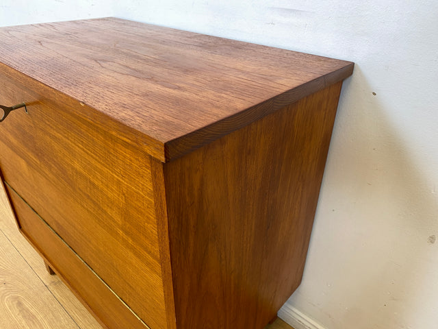 WMK I Hochwertige skandinavische Mid-Century Barkommode aus massivem Teakholz mit beidseitigen Türen