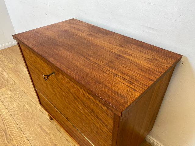 WMK I Hochwertige skandinavische Mid-Century Barkommode aus massivem Teakholz mit beidseitigen Türen
