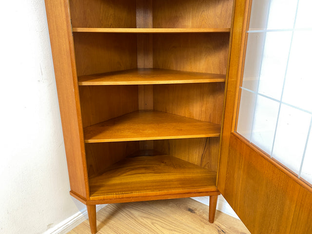 Stilvolle skandinavische Mid-Century Eckvitrine in Teakholz mit Sprossenglas.