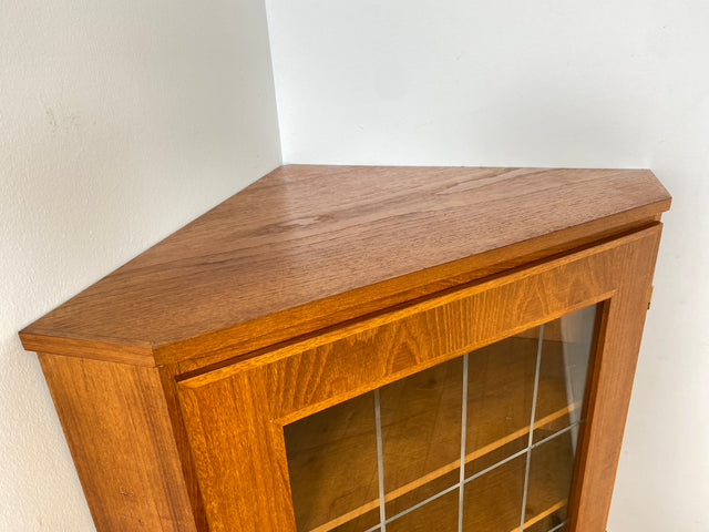 Stilvolle skandinavische Mid-Century Eckvitrine in Teakholz mit Sprossenglas.