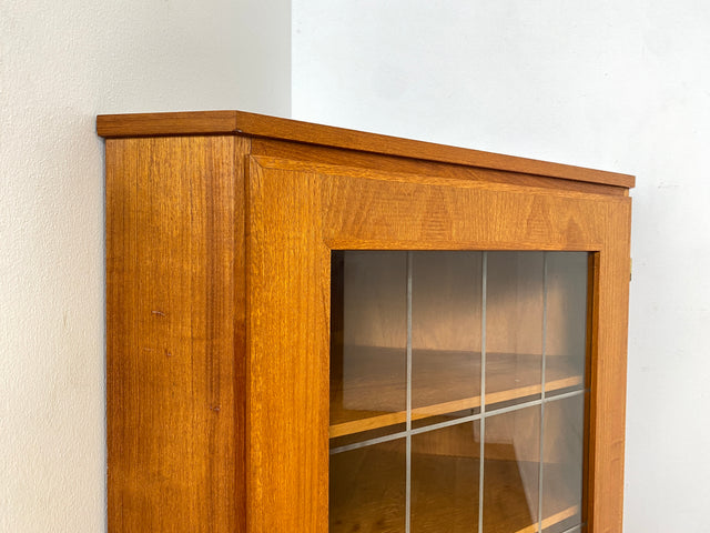 Stilvolle skandinavische Mid-Century Eckvitrine in Teakholz mit Sprossenglas.