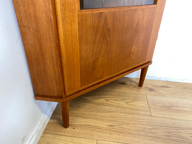 Stilvolle skandinavische Mid-Century Eckvitrine in Teakholz mit Sprossenglas.