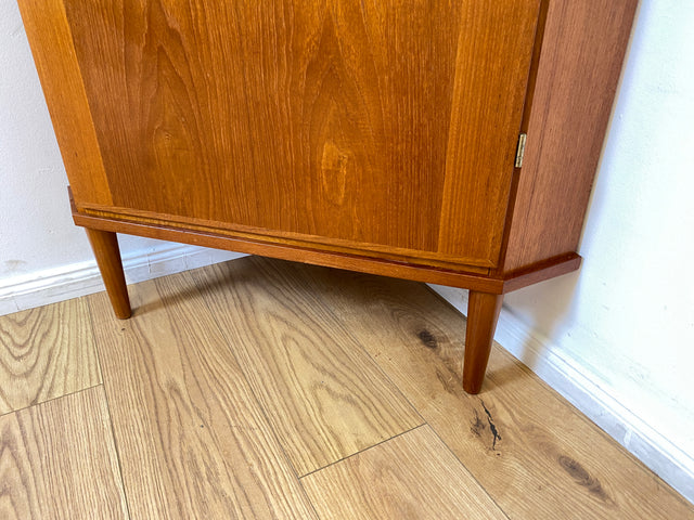 Stilvolle skandinavische Mid-Century Eckvitrine in Teakholz mit Sprossenglas.