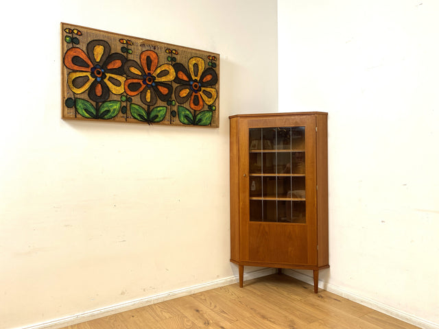 Stilvolle skandinavische Mid-Century Eckvitrine in Teakholz mit Sprossenglas.