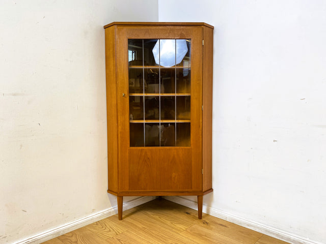 Stilvolle skandinavische Mid-Century Eckvitrine in Teakholz mit Sprossenglas.