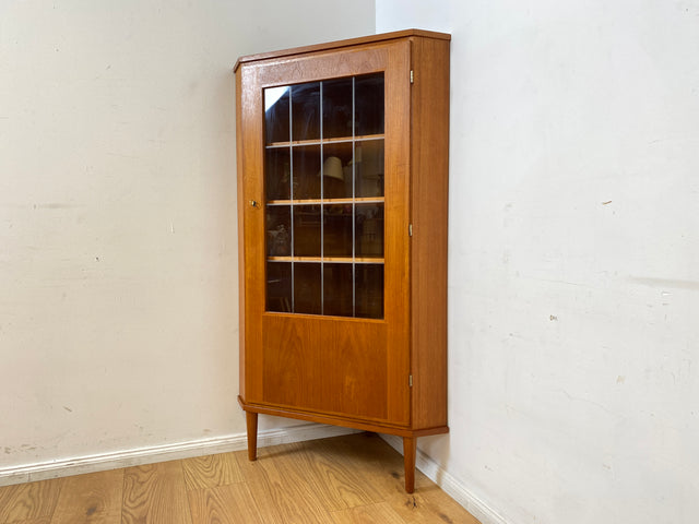 Stilvolle skandinavische Mid-Century Eckvitrine in Teakholz mit Sprossenglas.