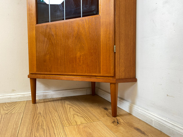 Stilvolle skandinavische Mid-Century Eckvitrine in Teakholz mit Sprossenglas.