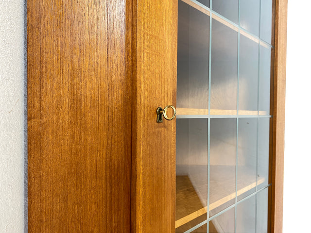 Stilvolle skandinavische Mid-Century Eckvitrine in Teakholz mit Sprossenglas.