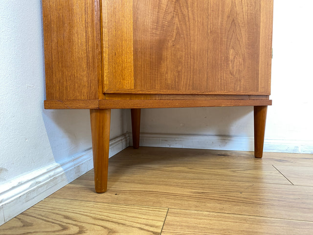 Stilvolle skandinavische Mid-Century Eckvitrine in Teakholz mit Sprossenglas.