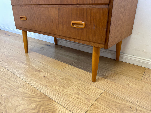Stilvolle skandinavische Mid-Century Kommode in Teakholz mit Schubladen und Holzgriffen