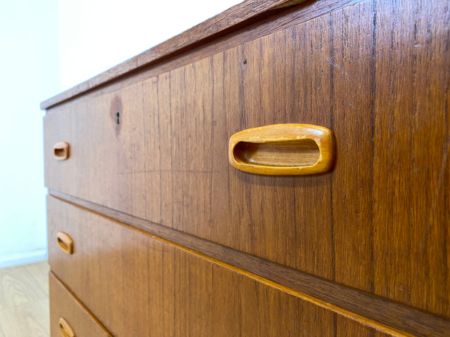 Stilvolle skandinavische Mid-Century Kommode in Teakholz mit Schubladen und Holzgriffen