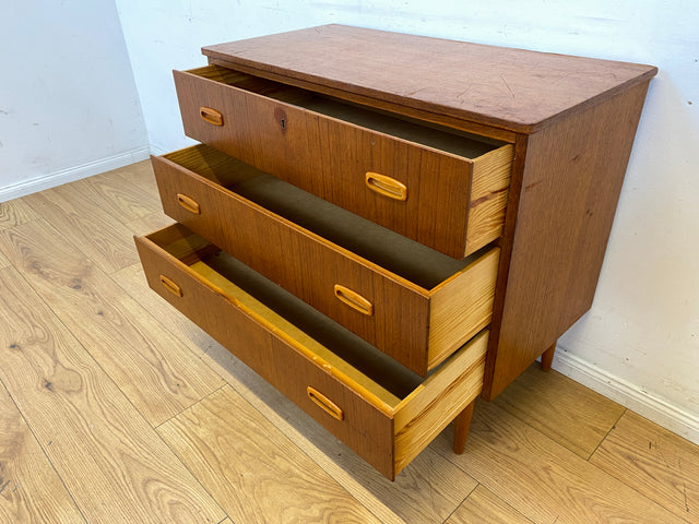 Stilvolle skandinavische Mid-Century Kommode in Teakholz mit Schubladen und Holzgriffen