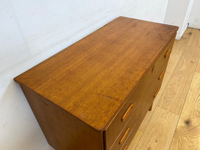 Stilvolle skandinavische Mid-Century Kommode in Teakholz mit Schubladen und Holzgriffen