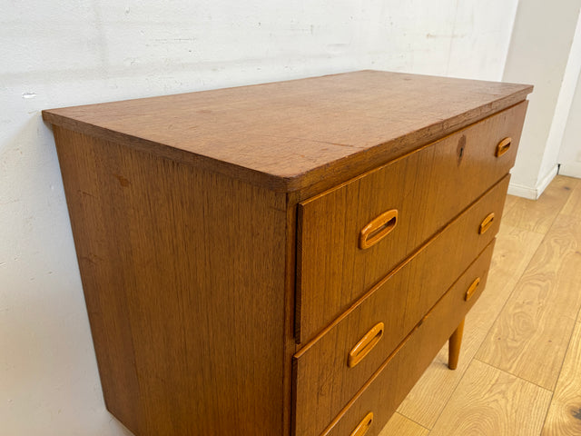 Stilvolle skandinavische Mid-Century Kommode in Teakholz mit Schubladen und Holzgriffen