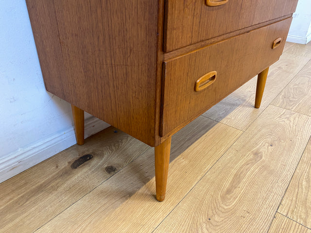 Stilvolle skandinavische Mid-Century Kommode in Teakholz mit Schubladen und Holzgriffen