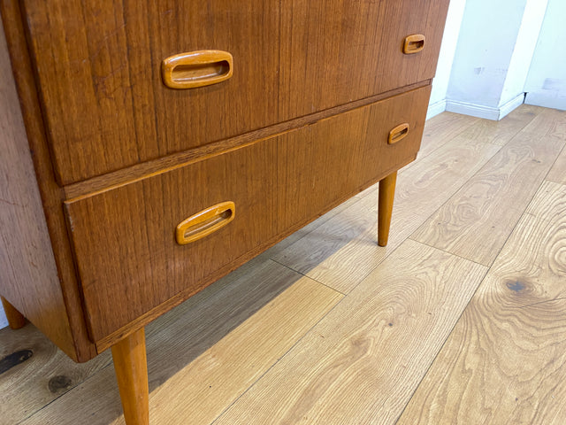 Stilvolle skandinavische Mid-Century Kommode in Teakholz mit Schubladen und Holzgriffen