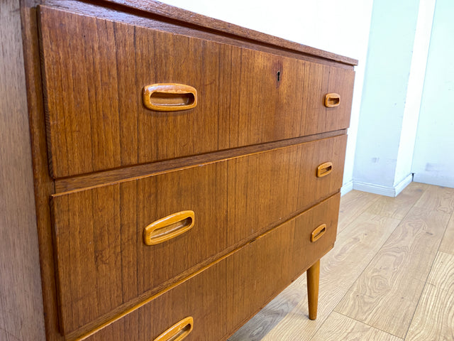 Stilvolle skandinavische Mid-Century Kommode in Teakholz mit Schubladen und Holzgriffen