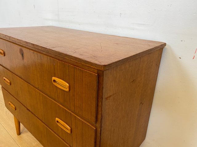 Stilvolle skandinavische Mid-Century Kommode in Teakholz mit Schubladen und Holzgriffen