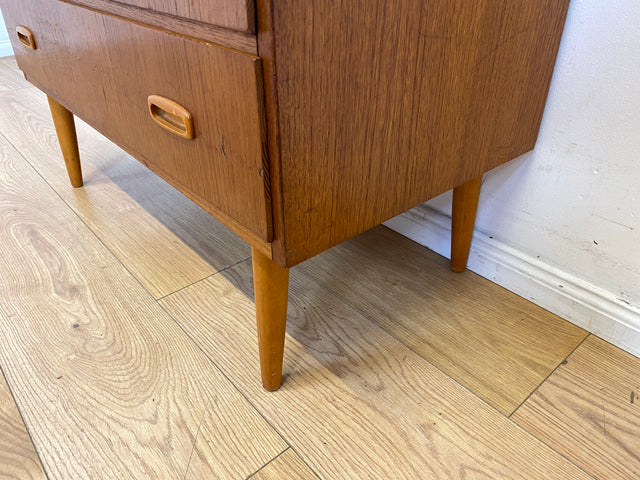 Stilvolle skandinavische Mid-Century Kommode in Teakholz mit Schubladen und Holzgriffen