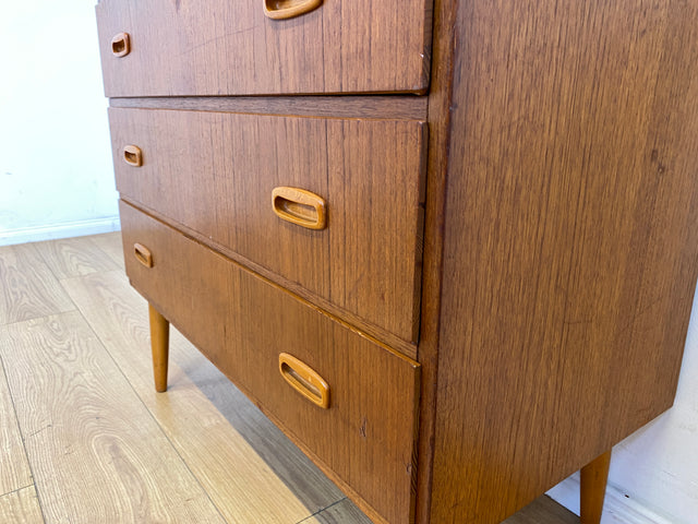 Stilvolle skandinavische Mid-Century Kommode in Teakholz mit Schubladen und Holzgriffen