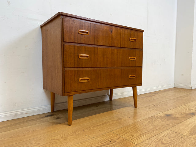 Stilvolle skandinavische Mid-Century Kommode in Teakholz mit Schubladen und Holzgriffen