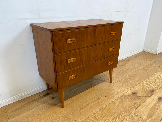 Stilvolle skandinavische Mid-Century Kommode in Teakholz mit Schubladen und Holzgriffen