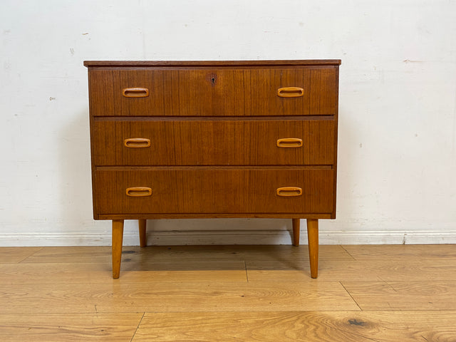 Stilvolle skandinavische Mid-Century Kommode in Teakholz mit Schubladen und Holzgriffen