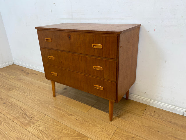 Stilvolle skandinavische Mid-Century Kommode in Teakholz mit Schubladen und Holzgriffen