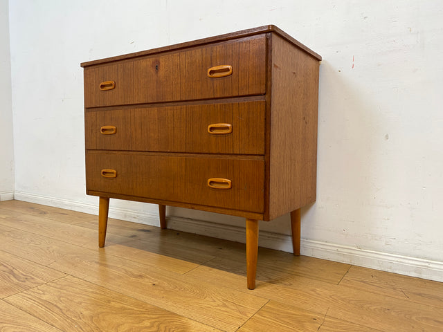 Stilvolle skandinavische Mid-Century Kommode in Teakholz mit Schubladen und Holzgriffen