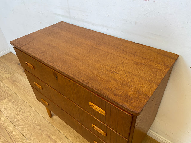 Stilvolle skandinavische Mid-Century Kommode in Teakholz mit Schubladen und Holzgriffen