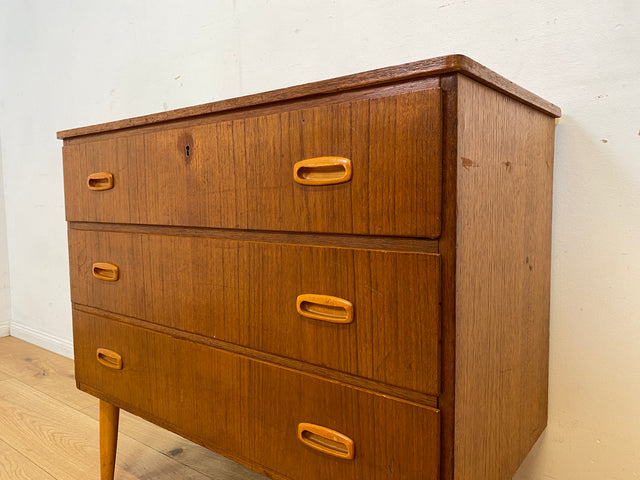 Stilvolle skandinavische Mid-Century Kommode in Teakholz mit Schubladen und Holzgriffen