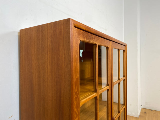 Stilvolle skandinavische Vitrine in Teakholz auf neuen Metallfüßen I Glasvitrine Büchervitrine Bücherschrank Highboard Geschirrschrank Regal Bücherregal Teak Vintage Mid-Century Danish Design I