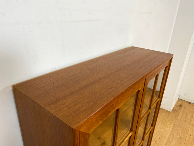 Stilvolle skandinavische Vitrine in Teakholz auf neuen Metallfüßen I Glasvitrine Büchervitrine Bücherschrank Highboard Geschirrschrank Regal Bücherregal Teak Vintage Mid-Century Danish Design I