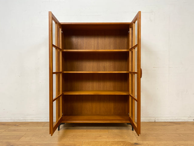 Stilvolle skandinavische Vitrine in Teakholz auf neuen Metallfüßen I Glasvitrine Büchervitrine Bücherschrank Highboard Geschirrschrank Regal Bücherregal Teak Vintage Mid-Century Danish Design I