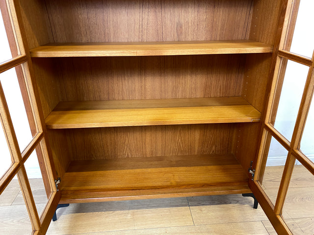 Stilvolle skandinavische Vitrine in Teakholz auf neuen Metallfüßen I Glasvitrine Büchervitrine Bücherschrank Highboard Geschirrschrank Regal Bücherregal Teak Vintage Mid-Century Danish Design I