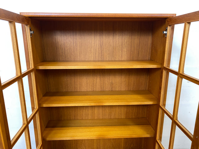 Stilvolle skandinavische Vitrine in Teakholz auf neuen Metallfüßen I Glasvitrine Büchervitrine Bücherschrank Highboard Geschirrschrank Regal Bücherregal Teak Vintage Mid-Century Danish Design I