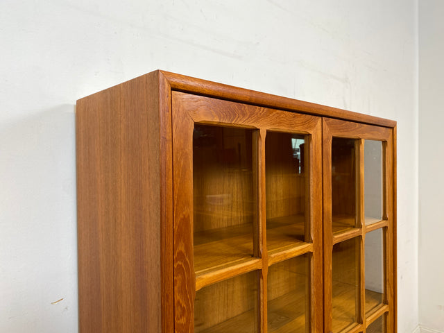 Stilvolle skandinavische Vitrine in Teakholz auf neuen Metallfüßen I Glasvitrine Büchervitrine Bücherschrank Highboard Geschirrschrank Regal Bücherregal Teak Vintage Mid-Century Danish Design I