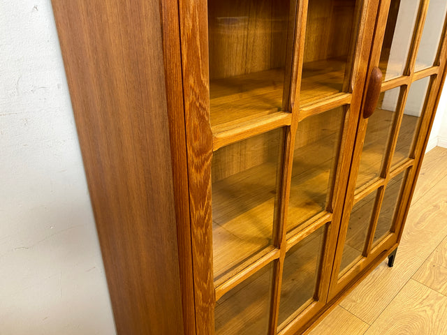 Stilvolle skandinavische Vitrine in Teakholz auf neuen Metallfüßen I Glasvitrine Büchervitrine Bücherschrank Highboard Geschirrschrank Regal Bücherregal Teak Vintage Mid-Century Danish Design I