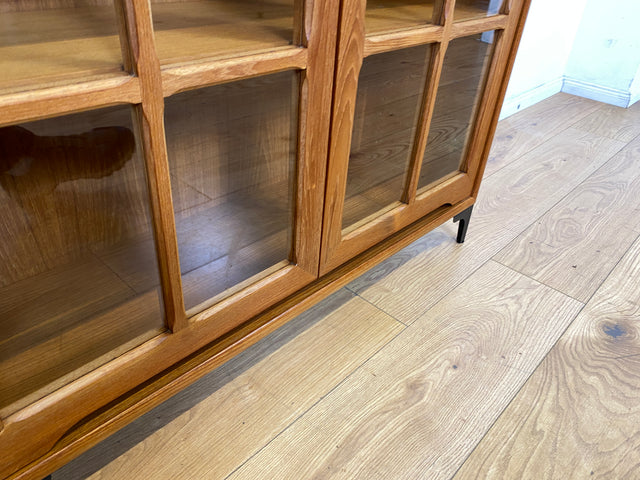 Stilvolle skandinavische Vitrine in Teakholz auf neuen Metallfüßen I Glasvitrine Büchervitrine Bücherschrank Highboard Geschirrschrank Regal Bücherregal Teak Vintage Mid-Century Danish Design I