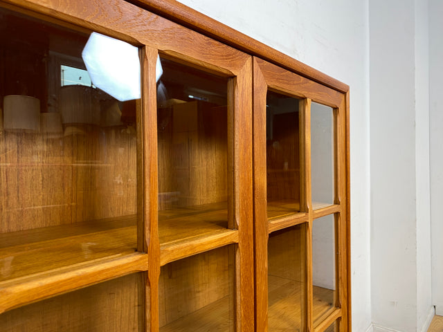 Stilvolle skandinavische Vitrine in Teakholz auf neuen Metallfüßen I Glasvitrine Büchervitrine Bücherschrank Highboard Geschirrschrank Regal Bücherregal Teak Vintage Mid-Century Danish Design I
